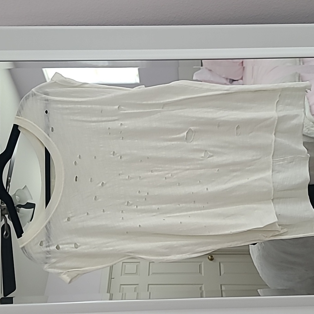 We The Free super stylish tee with strategic wholes. Cream size Medium.